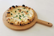Pizzabräda i ek med handtag